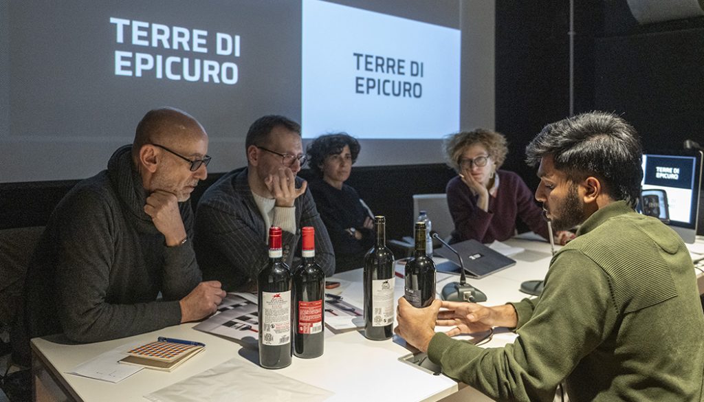 Foto della presentazione delle nuove etichette per il vino Epicuro.
