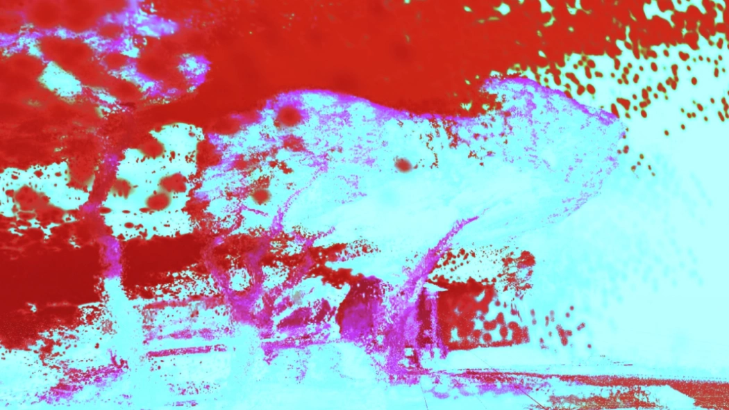 Disegno astratto con rosso e celeste.