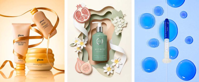 Tre esempi di composizioni creative di still-life fotografico per prodotti di cosmesi e bellezza in formato wide. A sinistra: prodotti Gisou (shampoo e balsamo) con un nastro dorato fluente. Al centro: una bottiglia di shampoo Monoi contro uno sfondo di carta ritagliata a strati che include melograni e uva. A destra: un siero e gocce di liquido Shiseido contro uno sfondo blu con increspature e cerchi, a simboleggiare l'idratazione.