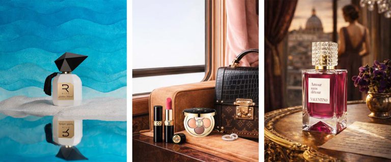 Tre immagini still-life creative di prodotti di alta profumeria e cosmesi in formato wide. A sinistra: una bottiglia di profumo bianca con tappo geometrico nero contro uno sfondo blu astratto con increspature. Al centro: cosmetici Louis Vuitton, inclusi rossetti e una trousse con stampa monogram, accanto a una finestra e una borsa in pelle scura. A destra: una bottiglia di profumo Valentino "Amour sans détour" su un tavolo dorato elaborato, con un vaso di fiori viola e un'elegante figura femminile sullo sfondo sfocato di Roma al tramonto.