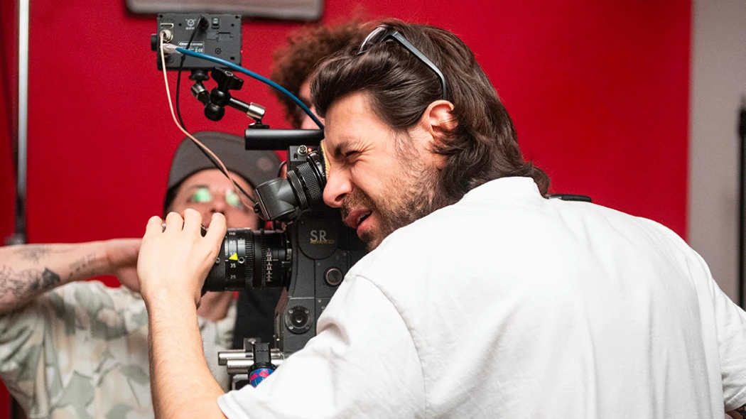 Dettaglio di una operatore cinematografico sul set.