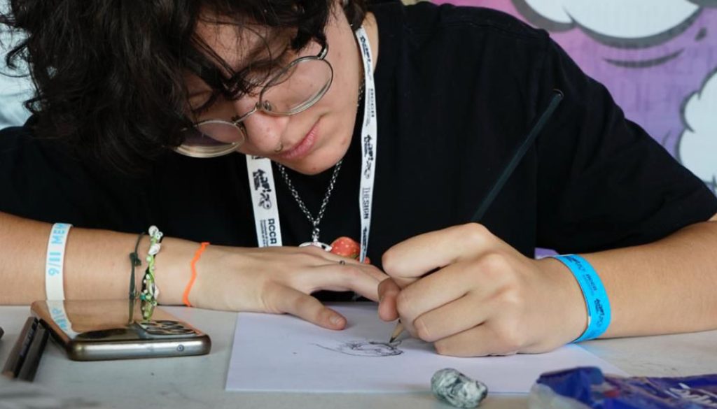 Artista durante una sessione di live skatching.