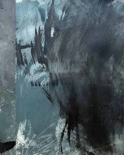 Dipinto astratto con pennellate scure e materiche nei toni del nero, grigio e azzurro, caratterizzato da forti contrasti espressivi.