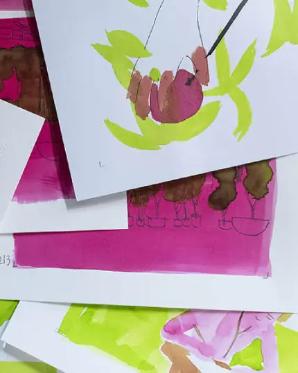 Disegni e illustrazioni colorate realizzate ad acquerello su fogli bianchi sovrapposti, con tonalità accese di rosa, verde acido e marrone.